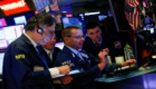 تباين الأسهم الأمريكية.. خسائر أبل تقلل مكاسب التهدئة التجارية