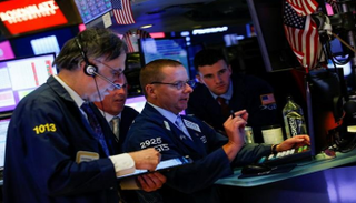 متعاملون أثناء التداول في بورصة نيويورك- رويترز