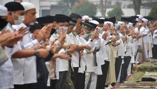 إندونيسيون يؤدون صلاة الاستسقاء