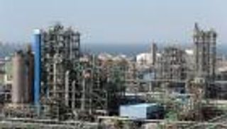 سيناتور أمريكي يدعو إدارة ترامب لدراسة ضرب منشآت نفطية إيرانية