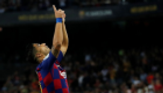 بالصور.. لفتة إنسانية لسواريز أمام فالنسيا