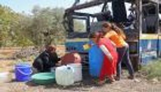 مغارات وحافلات منسية.. سوريون يبحثون عن الأمان