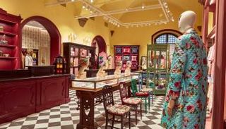 مطعم جوتشي أوستيريا يقع في بيازا ديلا سيجنوريا في فلورنسا