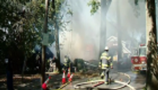 أمريكي يفجر منزله لحظة زفاف ابنته