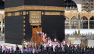 أمير مكة يغسل الكعبة المشرفة بماء زمزم الممزوج بالورد