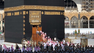 أمير مكة ومرافقوه بعد غسل الكعبة من الداخل