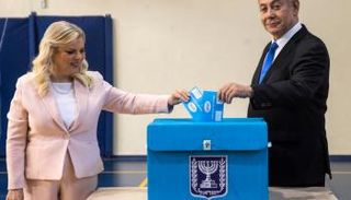 نتنياهو وزوجته سارة خلال الاقتراع 