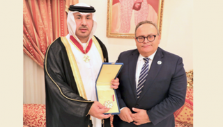 السفير صقر ناصر الريسي يتسلم وسام "فارس الجمهورية"
