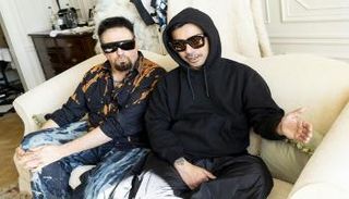 ثنائي مصممين يحولان قراص حديقة الأمير تشارلز إلى أزياء