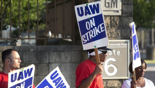 اعتصام العمال خارج مصنع تجميع المحركات في ميسوري 