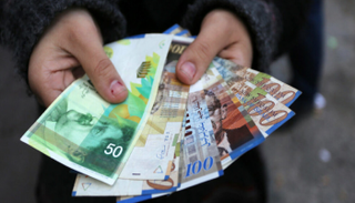 أزمة المقاصة الفلسطينية تهوي بمؤشر الضفة الغربية لدورة الأعمال