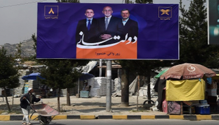لافتة لمرشح رئاسي في الانتخابات الأفغانية