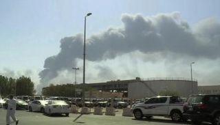 دخان في موقع الهجوم على منشآت نفطية بالسعودية - أرشيفية