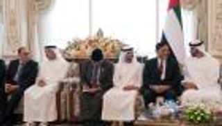 محمد بن زايد ومسؤول إندونيسي يبحثان علاقات البلدين