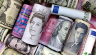 الدولار يرتفع وسط تراجع توترات سوق النفط