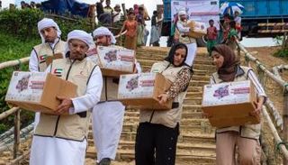 الهلال الأحمر الإماراتي يوزع مساعدات على الروهينجا 