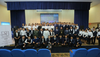 صورة تذكارية لحضور الفعالية