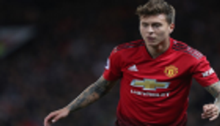 بعقد طويل الأمد.. مانشستر يونايتد يكافئ مدافعه ليندلوف