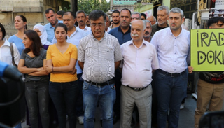 جانب من الوقفة التي نظمها حزب الشعوب الديمقراطي الكردي