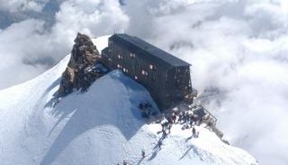 جولة بأعلى فنادق أوروبا.. مشهد سماوي على قمة جبل إيطالي