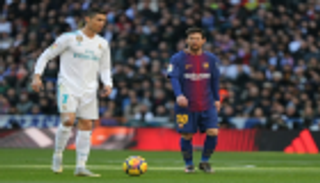 "لسنا أصدقاء".. رونالدو يلجأ للكرة الذهبية لحسم مقارنته بميسي