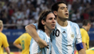 قبل مباراة اعتزاله.. ريكيلمي يدعو ميسي لارتداء قميص بوكا جونيورز