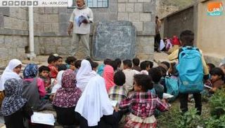  ساحات العراء وظل الأشجار تتحول إلى فصول دراسية لنحو 300 طالب وطالبة