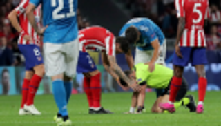 تسديدة طائشة تتسبب في إصابة حكم مباراة أتلتيكو ويوفنتوس