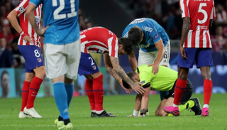 داني ماكيلي يتلقى المساعدة من اللاعبين