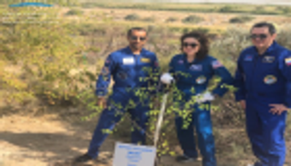 الإماراتي هزاع المنصوري يغرس شجرة في حديقة رواد الفضاء
