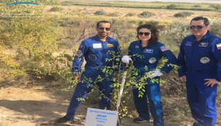 هزاع المنصوري في ممر حديقة رواد الفضاء