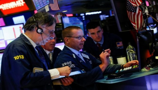 متعاملون أثناء التداول في بورصة نيويورك - رويترز