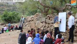 المدرسون يقدمون المقررات التعليمية للطلبة تحت أشعة الشمس