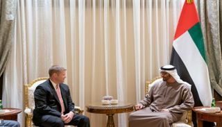 الشيخ محمد بن زايد آل نهيان خلال استقبال وزير الجيش الأمريكي