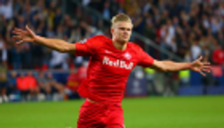 بعد تألقه الأوروبي.. برشلونة يزاحم يونايتد على ضم هالاند مهاجم سالزبوج