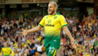 بوكي هداف نوريتش يزين هدية فنلندية لرئيس فرنسا