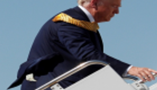 ترامب لا يحمل "محفظة".. الدولارات تتدلى من جيبه