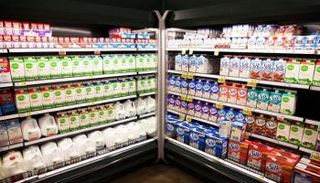  العلماء ينصحون بعدم تناول الأطفال أي مشروب يحتوي على سكر أو مُحليات