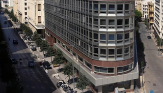 شارع في بيروت يضم عديدا من البنوك والمؤسسات المالية - رويترز