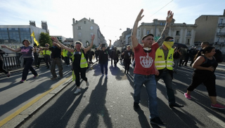 أصحاب "السترات الصفراء" يعودون إلى شوارع باريس