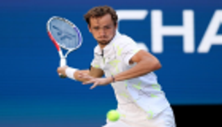 ميدفيديف يتأهل لمواجهة تشوريتش بنهائي سان بطرسبرج للتنس