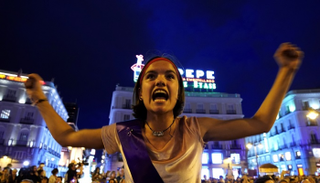 المحتجات حملن لافتات 