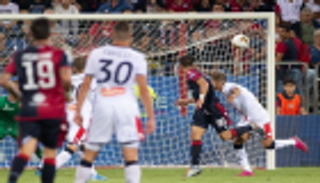 كالياري يتغلب على جنوى بثلاثية في الدوري الإيطالي