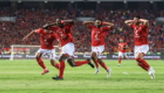 "الغائب الحاضر".. أجايي لاعب الأهلي المصري يهدي لقب السوبر لمؤمن زكريا