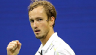 يواصل التألق.. ميدفيديف يتوج ببطولة سان بطرسبرج للتنس لأول مرة