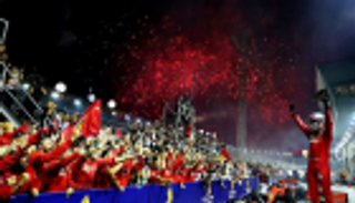 محققا رقما قياسيا.. فيتل يتوج بجائزة سباق سنغافورة