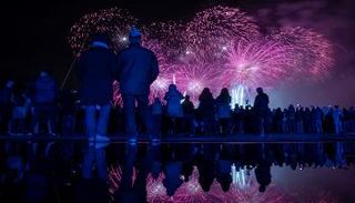 السماء والمباني التاريخية تتلألأ في مهرجان الضوء السنوي  