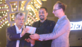 السوداني صهيب الباري يتسلم جائزة فارايتي بـ"الجونة السينمائي"