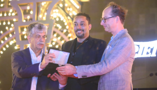 المخرج السوداني صهيب قسم الباري يتسلم الجائزة