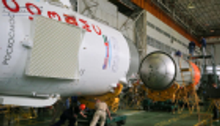 علم الإمارات يزين "سويوز" قبل انطلاق هزاع المنصوري للفضاء